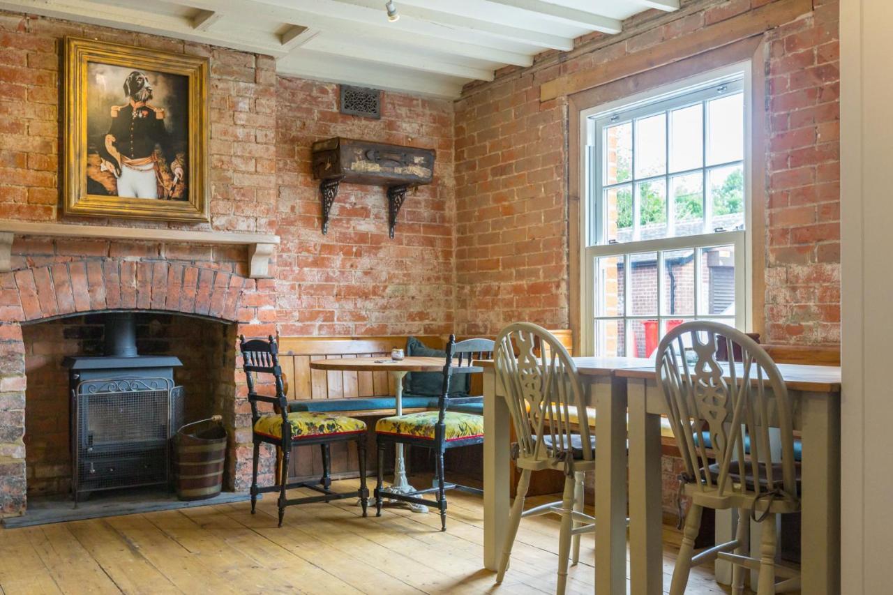 The Dog & Gun Inn Netheravon Exteriér fotografie