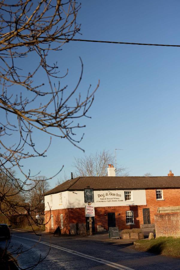 The Dog & Gun Inn Netheravon Exteriér fotografie